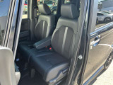 助手席と運転席はゆったりと座れるベンチシートタイプになっています。
