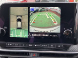 アラウンドビューモニター、駐車中の車を空から見下ろしているかのような映像で表示し、駐車をアシストします