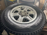 中古ですが社外アルミ付きのスタッドレスタイヤもございます!
