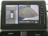 全周囲カメラで、クルマを上空から見下ろしているかのような映像を映し出します。周囲の状況がひと目でわかります!