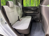 後部座席も気になるようなキズ・汚れやへたり等、大きなダメージはなく、良好な状態です。