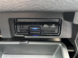 【ETC】有料道路を利用する際に料金所で停止することなく通過できる、ETC車載器(ノンストップ自動料金収受システム機器)が装備されています。セットアップを行うことで利用可能になります。