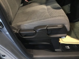 手動のレバーを使って、シートの高さや背もたれの角度を変えることができます。