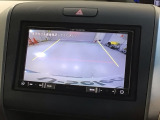 リバースギアに入れるだけで後方の表示へ切り替わります。夜間や雨の日の駐車も楽になりますよ。