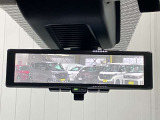 【インテリジェント ルームミラー】車両後方のカメラ映像をミラー面に映し出すので、車内の状況や、天候などに影響されずいつでもクリアな後方視界が得られます!
