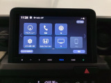 HondaCONNECT対応の便利なナビディスプレー。お持ちのスマートフォンと連携して、ナビやBluetoothでの音楽再生が可能です。デザインはもちろん、操作性も良好です。