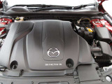SKYACTIV Xエンジンを搭載し、整然としたレイアウトが印象的なエンジンルーム。カバーで主要部品を保護しつつ、見た目にも配慮された設計が特徴です。