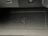 【ワイヤレス充電】車のワイヤレス充電は、スマートフォンを充電パッドに置くだけで簡単に充電できる便利な機能です。ケーブルが不要なので車内がすっきりし、運転中でも安全に使えます。