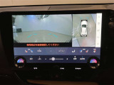 【パノラミックビューモニター】映像で、見づらい車両周辺の確認をアシスト。クルマを真上から見ているような映像を表示。 運転席から確認しにくい車両周囲の状況を把握。