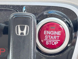 【Hondaスマートキー】カバンやポケットに入れたままでもドアの施錠・解錠が可能なスマートキーを装備。エンジンのオン・オフ時もカギを取り出す必要が無いからとっても便利です♪