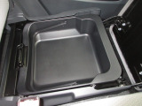 助手席下には、収納BOXが装備されておりシューズなどをしまって置くことが出来ます。また取り外せますので汚れ物を洗い場まで持って行けて便利ですね!