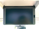 【純正フリップダウン】大画面モニターで後席でもエンタメをお楽しみいただけます。家族や友人とお出かけする機会が多い方に大人気です♪