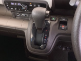 シフトはインパネシフト、パーキングブレーキは電子制御となっています。