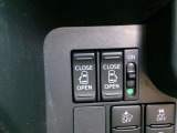 両側電動スライドドアを装備しています。狭い駐車場でも安全に開閉でき、さらに間口が広く乗り降りもし易いですよ。