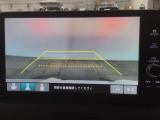 【バックカメラ】運転が苦手な方も車庫入れラクラクです!ギアをリバースに入れれば自動的に切り換わりますので、面倒な操作は不要です♪狭い駐車場もお車を傷つけず安心ですね!