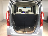 コンパクトボディーなのに、荷室はこんなに広々!たくさん荷物が積めますよ。