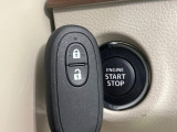 【キーレススタートシステム】カバンやポケットに入れたままでもドアの施錠・解錠が可能なスマートキーを装備。エンジンのオン・オフ時もカギを取り出す必要が無いからとっても便利です♪