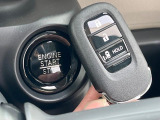 【Hondaスマートキー】カバンやポケットに入れたままでもドアの施錠・解錠が可能なスマートキーを装備。エンジンのオン・オフ時もカギを取り出す必要が無いからとっても便利です♪