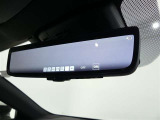 【電子インナーミラー】電子インナーミラー装備。車輛後方のカメラの映像をルームミラーへ写してくれます。