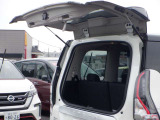 デュアルバックドア(バックドアの約半分の開閉スペ-スで荷物の出し入れが可能)狭い駐車場など便利な装備です!
