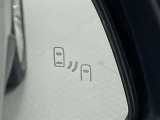 ブラインドスポットモニター(BSM)を装備しています。隣を走る車両が死角に入るとミラー内LEDインジケーターが点灯。さらに、ウィンカーを出すとインジケーターが光って点滅して注意を促してくれます。