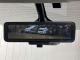 【インテリジェント ルームミラー】車両後方のカメラ映像をミラー面に映し出すので、車内の状況や、天候などに影響されずいつでもクリアな後方視界が得られます!