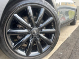 ●純正〇〇インチアルミホイール:輸入車ならではの卓越した走りを支えるホイールと足回りです!日本車の走りに慣れている方にもぜひ体感して頂きたいほど、高いレベルでまとまっています!