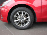 標準装備の純正15インチアルミホイール。タイヤサイズは185/65R15です。