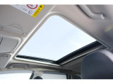 大きく開放感のあるサンルーフを装備しています