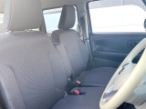 運転席まわりには十分なスペースがあり、大柄な方でもゆったり運転していただける環境です。