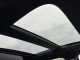 車内に明るい光を取り入れたり、換気にも使ってもらえる、サンルーフを装備しています。