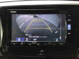 【バックカメラ】運転が苦手な方も車庫入れラクラクです!ギアをリバースに入れれば自動的に切り換わりますので、面倒な操作は不要です♪狭い駐車場もお車を傷つけず安心ですね!