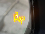 【ブラインドスポットモニター】走行中、ドアミラーの死角になりやすい箇所に後続車が接近するとサイドミラーのレンズに警告を表示!ドライバーに注意喚起をしてくれます。