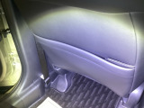 【収納】後部座席収納。散乱しがちな小物を収納するのに便利です。お子様のおもちゃやティッシュボックス、書類等様々なものの収納が可能です。