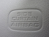 サイドカーテンエアバックシステムは、側面衝突時に大人から子供までさまざまな体格の乗員の頭部や頚部を広範囲で保護。特にセンターピラーへの頭部衝突を防ぐ展開性能を実現しています。