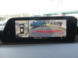車両の前後左右にある4つのカメラを合成することで、まるでご自身のクルマを空から見ているような俯瞰での映像を映し出してくれます。バック時ももちろんのこと、前進時に視界の悪い交差点でも役に立ちますね。