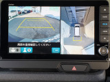 バックカメラは全方位カメラを装備しています。ガイドラインも表示され、より安心です。