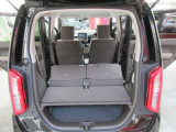 リアシートを倒せばご覧のとおりとっても広いラゲッジルームが現れます☆簡単な操作でリアシートを倒せるので女性でもラクラクです☆これからの季節、レジャーでも大活躍しますね☆楽しみですね♪