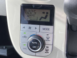 オートエアコンです。温度設定だけであとは自動で風量・温度を調節します。ドライブを快適なものにします。