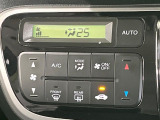 【オートエアコン】一度お好みの温度に設定すれば、車内の温度を検知し風量や温度を自動で調整。暑い&hellip;寒い&hellip;と何度もスイッチ操作をする必要はありません。快適な車内空間には必須の機能ですね♪