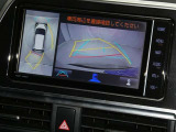 【バックカメラ】駐車時に後方がリアルタイム映像で確認できます。大型商業施設や立体駐車場での駐車時や、夜間のバック時に大活躍!運転スキルに関わらず、今や必須となった装備のひとつです!