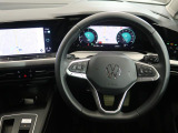 Volkswagen全車共通の上質な本革を使用した手触りのしっとりとしたステアリングです。唯一素肌が触れるハンドルは上位モデルと同じ握り心地になっております。