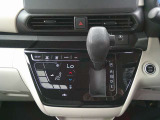 使いやすいシンプルなシフトレバーになっています。エアコンはタッチパネルになっています。