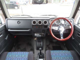 ステアリング変更程度で、あまり改造されていないスッキリとした内装です。エアコンとメーターに付けられたアルミリングが良い感じ!