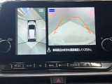 【アラウンドビューモニター】車を上から見下ろしているかのような映像で周囲の状況がひと目で確認、狭い駐車場に駐車するときも安心です♪
