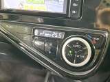 【オートエアコン】一度お好みの温度に設定すれば、車内の温度を検知し風量や温度を自動で調整。暑い&hellip;寒い&hellip;と何度もスイッチ操作をする必要はありません。快適な車内空間には必須の機能ですね♪