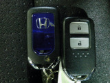 スマートキー付 キーを取り出さなくてもドアロックの施錠・開錠、エンジンの始動が出来ます!雨の日や荷物の多い日にとても便利ですね