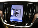 リアカメラによる後方の確認だけでなく、真上から見下ろすバードアイ映像を映し出す360度ビューカメラで、自車周辺の詳細な状況を確認できます。見通しが悪く狭い場所で車を取り回す際には心強い味方となります。
