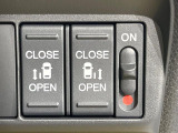 【両側パワースライドドア】スマートキーや運転席のスイッチで後席両側スライドドアの開閉が可能♪電動だから力を入れてドアを開ける必要が無く、小さなお子様でも簡単に開け閉めでき快適です♪