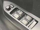 【電動格納ミラー】サイドミラーは電動格納式となっており、狭い駐車場でもキズがつくリスクを抑えられます。